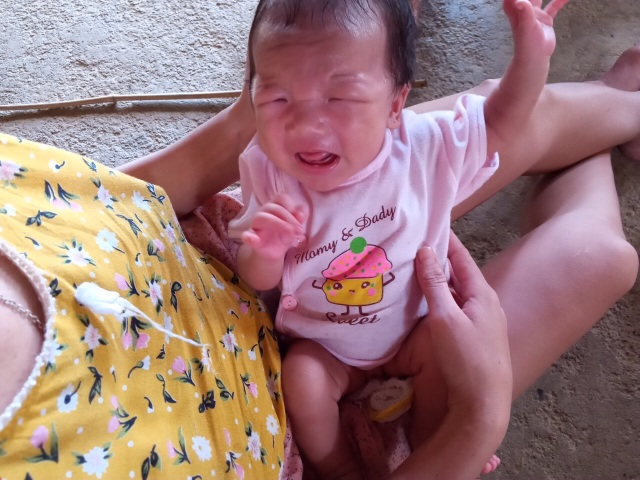 Xót thương người mẹ lưng gù khóc cạn nước mắt khi biết con vừa sinh đã mắc bạo bệnh - 3 Xót thương người mẹ lưng gù khóc cạn nước mắt khi biết con vừa sinh đã mắc bạo bệnh - 3