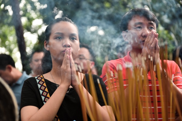 Phủ Tây Hồ đông nghịt người đi lễ tháng cô hồn - 3 Phủ Tây Hồ đông nghịt người đi lễ tháng cô hồn - 3