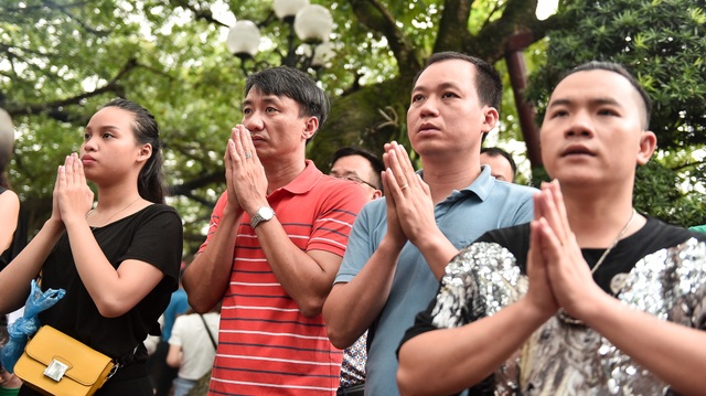 Phủ Tây Hồ đông nghịt người đi lễ tháng cô hồn - 6 Phủ Tây Hồ đông nghịt người đi lễ tháng cô hồn - 6