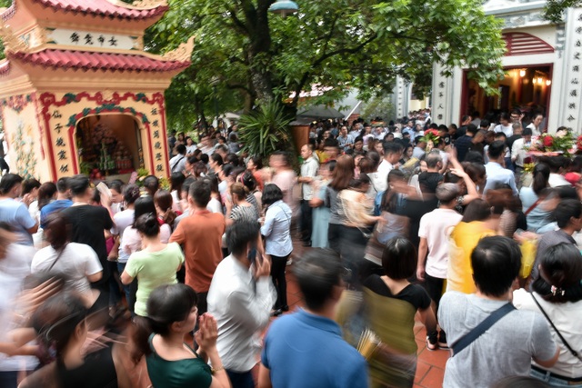 Phủ Tây Hồ đông nghịt người đi lễ tháng cô hồn - 12 Phủ Tây Hồ đông nghịt người đi lễ tháng cô hồn - 12