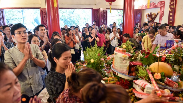 Phủ Tây Hồ đông nghịt người đi lễ tháng cô hồn - 8 Phủ Tây Hồ đông nghịt người đi lễ tháng cô hồn - 8