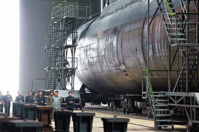 Hé lộ uy lực tàu ngầm mới của Triều Tiên - 1 Hé lộ uy lực tàu ngầm mới của Triều Tiên - 1