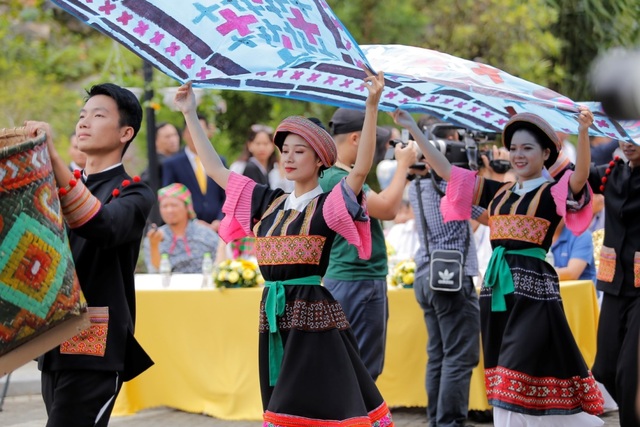 Đắm say với sắc màu Tây Bắc và chất thiền của “Vũ điệu trên mây” - 2 Đắm say với sắc màu Tây Bắc và chất thiền của “Vũ điệu trên mây” - 2