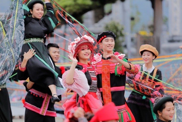 Đắm say với sắc màu Tây Bắc và chất thiền của “Vũ điệu trên mây” - 4 Đắm say với sắc màu Tây Bắc và chất thiền của “Vũ điệu trên mây” - 4