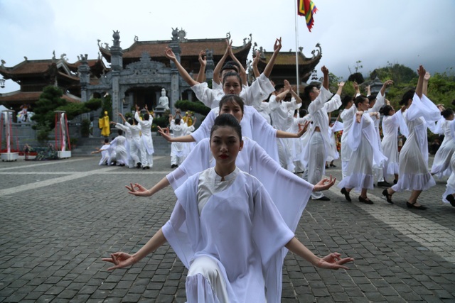 Đắm say với sắc màu Tây Bắc và chất thiền của “Vũ điệu trên mây” - 7 Đắm say với sắc màu Tây Bắc và chất thiền của “Vũ điệu trên mây” - 7