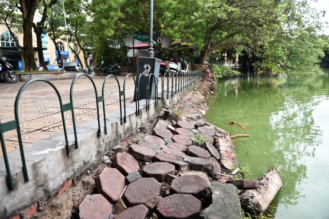 Bờ Hồ Gươm được dựng rào sắt, đặt biển cảnh báo sụt lún - 6 Bờ Hồ Gươm được dựng rào sắt, đặt biển cảnh báo sụt lún - 6