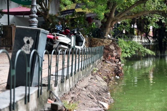 Bờ Hồ Gươm được dựng rào sắt, đặt biển cảnh báo sụt lún - 4 Bờ Hồ Gươm được dựng rào sắt, đặt biển cảnh báo sụt lún - 4