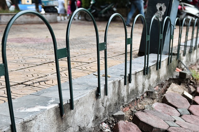 Bờ Hồ Gươm được dựng rào sắt, đặt biển cảnh báo sụt lún - 7 Bờ Hồ Gươm được dựng rào sắt, đặt biển cảnh báo sụt lún - 7