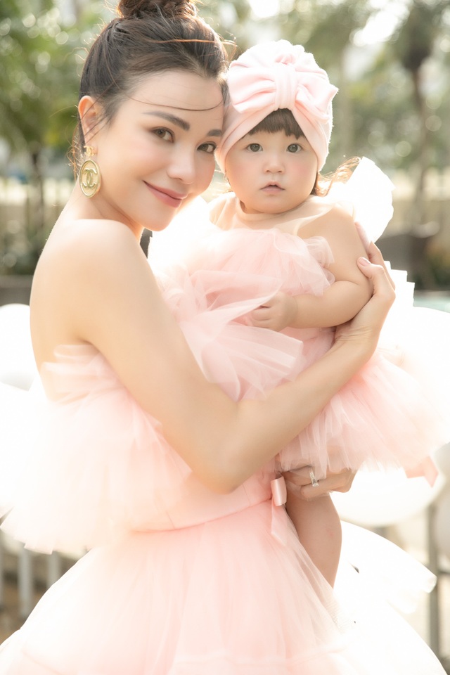 Mẹ đơn thân sexy nhất nhì showbiz Việt: Tôi nợ con một lời xin lỗi - 1 Mẹ đơn thân sexy nhất nhì showbiz Việt: Tôi nợ con một lời xin lỗi - 1