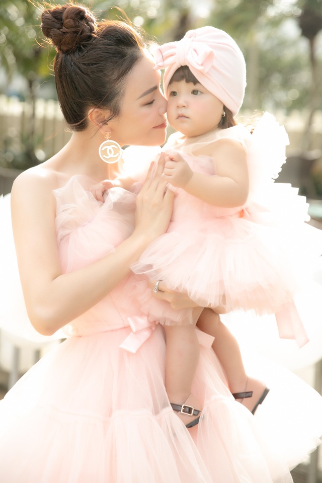 Mẹ đơn thân sexy nhất nhì showbiz Việt: Tôi nợ con một lời xin lỗi - 2 Mẹ đơn thân sexy nhất nhì showbiz Việt: Tôi nợ con một lời xin lỗi - 2