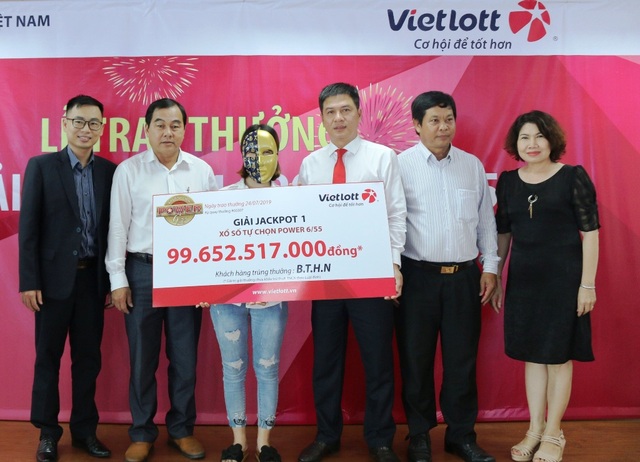 Lần đầu tiên một tấm vé số trúng cùng lúc 5 giải nhất trị giá 5 tỷ đồng - 2 Lần đầu tiên một tấm vé số trúng cùng lúc 5 giải nhất trị giá 5 tỷ đồng - 2