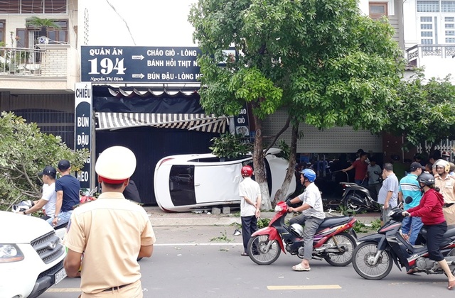 Ô tô lao lên vỉa hè tông đổ cây lớn, 2 người thương vong - 4 Ô tô lao lên vỉa hè tông đổ cây lớn, 2 người thương vong - 4