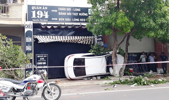 Ô tô lao lên vỉa hè tông đổ cây lớn, 2 người thương vong - 1 Ô tô lao lên vỉa hè tông đổ cây lớn, 2 người thương vong - 1