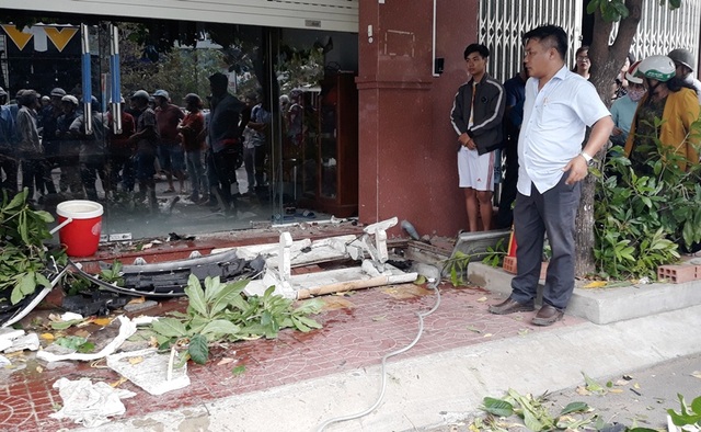 Ô tô lao lên vỉa hè tông đổ cây lớn, 2 người thương vong - 3 Ô tô lao lên vỉa hè tông đổ cây lớn, 2 người thương vong - 3