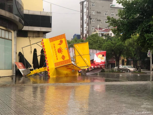 Đường phố ngập sâu, cây xanh gãy đổ ngổn ngang sau bão số 3 - 14 Đường phố ngập sâu, cây xanh gãy đổ ngổn ngang sau bão số 3 - 14
