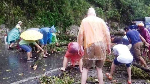 Cây đổ chắn ngang quốc lộ 6, giao thông ùn tắc nhiều giờ - 4 Cây đổ chắn ngang quốc lộ 6, giao thông ùn tắc nhiều giờ - 4