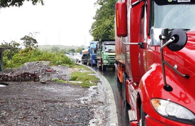 Cây đổ chắn ngang quốc lộ 6, giao thông ùn tắc nhiều giờ - 6 Cây đổ chắn ngang quốc lộ 6, giao thông ùn tắc nhiều giờ - 6