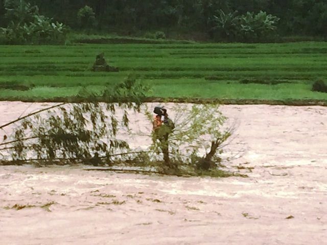 Nam thanh niên cứu người giữa dòng lũ: “Thấy người gặp nạn thì cứu thôi” - 1 Nam thanh niên cứu người giữa dòng lũ: “Thấy người gặp nạn thì cứu thôi” - 1