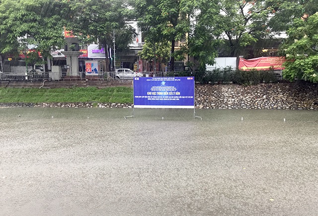 Khu thí nghiệm công nghệ Nhật làm sạch sông Tô Lịch lại chìm trong nước - 1 Khu thí nghiệm công nghệ Nhật làm sạch sông Tô Lịch lại chìm trong nước - 1