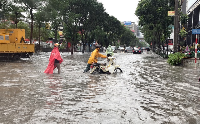 Đường phố Hà Nội thành sông, người dân “be bờ” ngăn nước vào nhà - 5 Đường phố Hà Nội thành sông, người dân “be bờ” ngăn nước vào nhà - 5