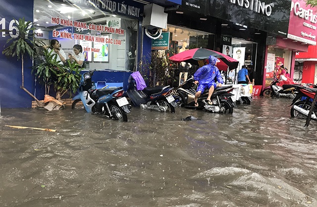 Đường phố Hà Nội thành sông, người dân “be bờ” ngăn nước vào nhà - 10 Đường phố Hà Nội thành sông, người dân “be bờ” ngăn nước vào nhà - 10