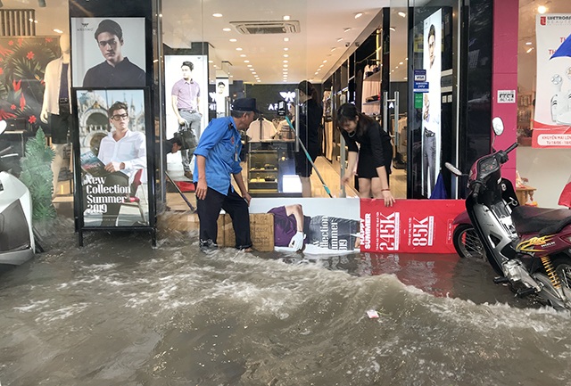 Đường phố Hà Nội thành sông, người dân “be bờ” ngăn nước vào nhà - 8 Đường phố Hà Nội thành sông, người dân “be bờ” ngăn nước vào nhà - 8