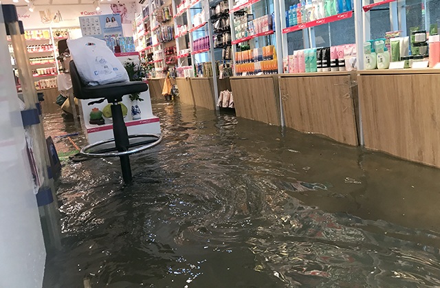 Đường phố Hà Nội thành sông, người dân “be bờ” ngăn nước vào nhà - 7 Đường phố Hà Nội thành sông, người dân “be bờ” ngăn nước vào nhà - 7