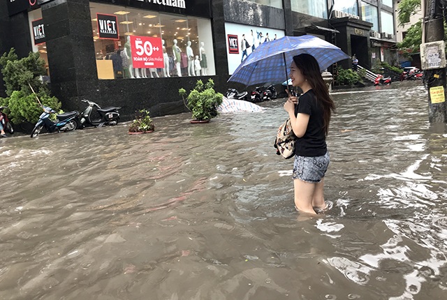 Đường phố Hà Nội thành sông, người dân “be bờ” ngăn nước vào nhà - 6 Đường phố Hà Nội thành sông, người dân “be bờ” ngăn nước vào nhà - 6
