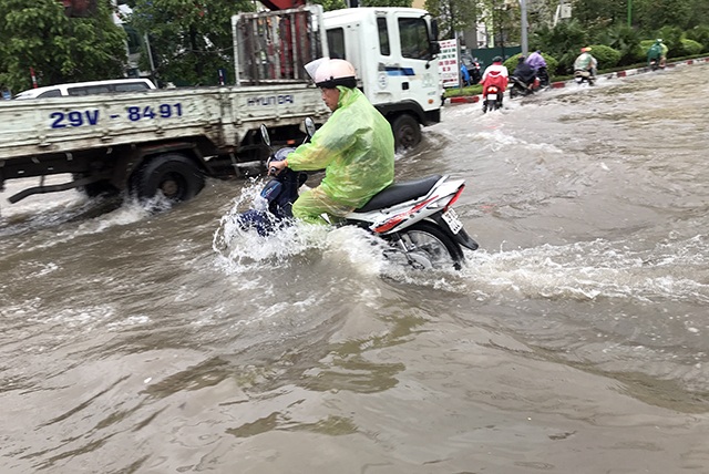 Đường phố Hà Nội thành sông, người dân “be bờ” ngăn nước vào nhà - 13 Đường phố Hà Nội thành sông, người dân “be bờ” ngăn nước vào nhà - 13