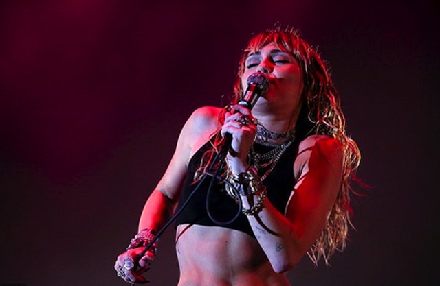 Miley Cyrus gây bất ngờ với trang phục biểu diễn quá táo bạo - 2