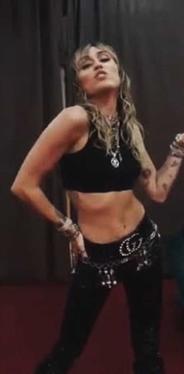 Miley Cyrus gây bất ngờ với trang phục biểu diễn quá táo bạo - 8