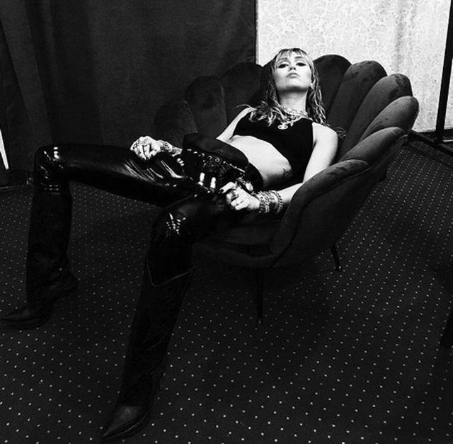 Miley Cyrus gây bất ngờ với trang phục biểu diễn quá táo bạo - 10