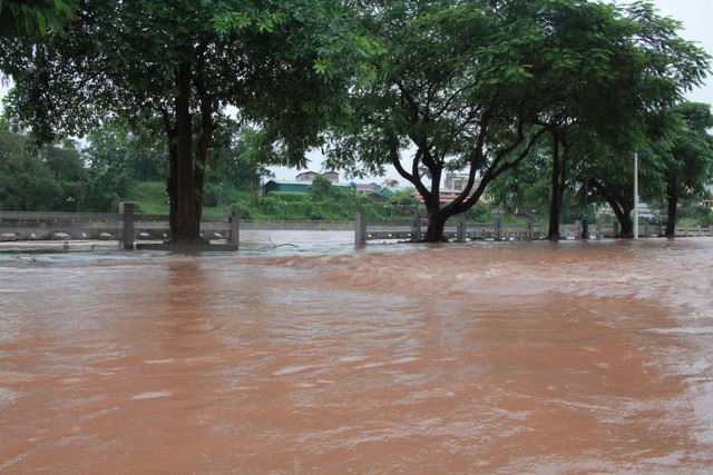 Hình ảnh “biển nước” ở nơi tâm bão đổ bộ - 1 Hình ảnh “biển nước” ở nơi tâm bão đổ bộ - 1