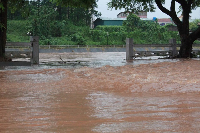 Hình ảnh “biển nước” ở nơi tâm bão đổ bộ - 3 Hình ảnh “biển nước” ở nơi tâm bão đổ bộ - 3