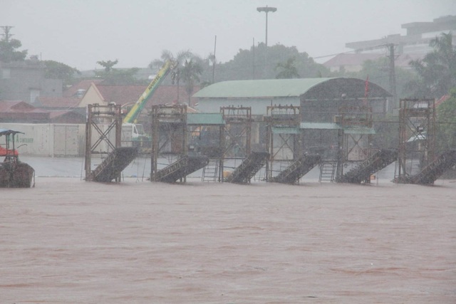 Hình ảnh “biển nước” ở nơi tâm bão đổ bộ - 5 Hình ảnh “biển nước” ở nơi tâm bão đổ bộ - 5