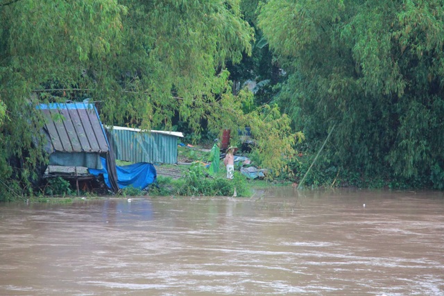 Hình ảnh “biển nước” ở nơi tâm bão đổ bộ - 7 Hình ảnh “biển nước” ở nơi tâm bão đổ bộ - 7