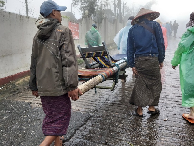 Bí ẩn ngôi chùa thiêng trên tảng đá dát vàng phá vỡ mọi nguyên tắc trọng lực ở Myanmar - 7