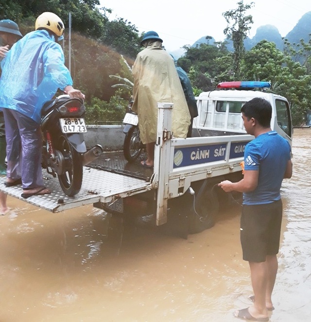 CSGT dùng xe chuyên dụng giúp dân qua đoạn đường ngập sâu - 4 CSGT dùng xe chuyên dụng giúp dân qua đoạn đường ngập sâu - 4