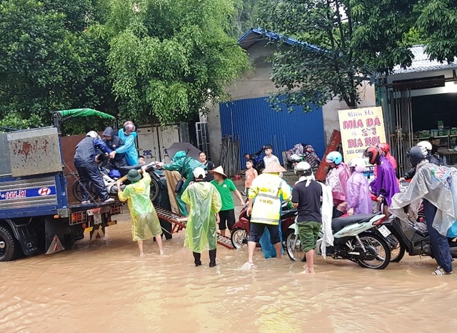 CSGT dùng xe chuyên dụng giúp dân qua đoạn đường ngập sâu - 7 CSGT dùng xe chuyên dụng giúp dân qua đoạn đường ngập sâu - 7
