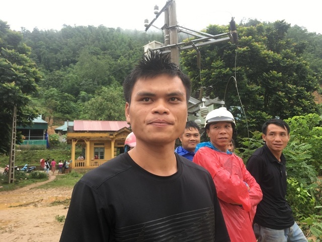 Nam thanh niên cứu người giữa dòng lũ: “Thấy người gặp nạn thì cứu thôi” - 2 Nam thanh niên cứu người giữa dòng lũ: “Thấy người gặp nạn thì cứu thôi” - 2