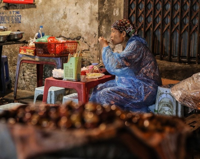 Những phận đời mưu sinh trong đêm mưa bão Hà Nội - 10 Những phận đời mưu sinh trong đêm mưa bão Hà Nội - 10