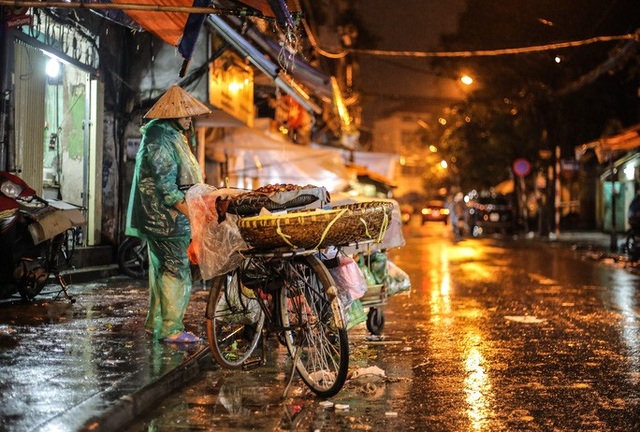 Những phận đời mưu sinh trong đêm mưa bão Hà Nội - 12 Những phận đời mưu sinh trong đêm mưa bão Hà Nội - 12