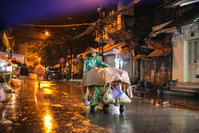 Những phận đời mưu sinh trong đêm mưa bão Hà Nội - 13 Những phận đời mưu sinh trong đêm mưa bão Hà Nội - 13