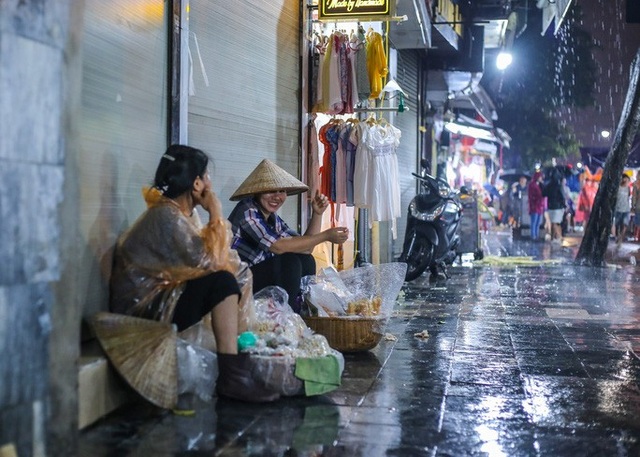 Những phận đời mưu sinh trong đêm mưa bão Hà Nội - 2 Những phận đời mưu sinh trong đêm mưa bão Hà Nội - 2