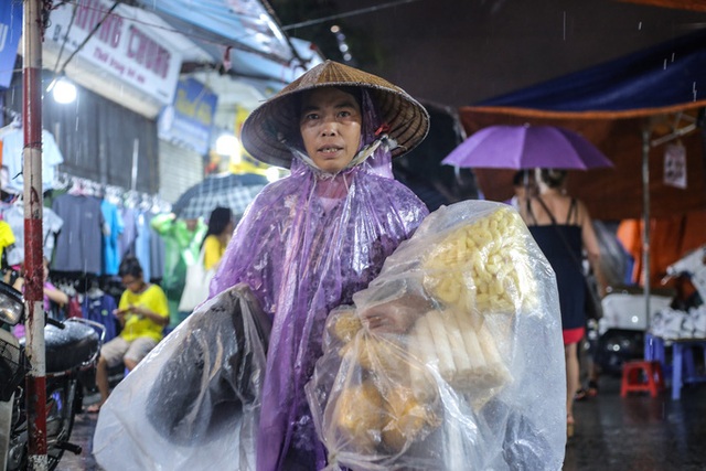 Những phận đời mưu sinh trong đêm mưa bão Hà Nội - 3 Những phận đời mưu sinh trong đêm mưa bão Hà Nội - 3