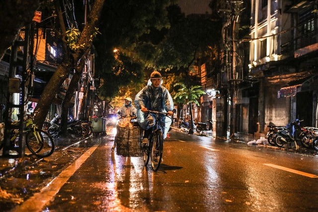 Những phận đời mưu sinh trong đêm mưa bão Hà Nội - 6 Những phận đời mưu sinh trong đêm mưa bão Hà Nội - 6