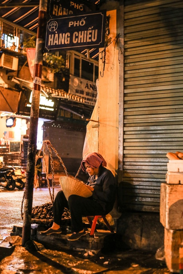 Những phận đời mưu sinh trong đêm mưa bão Hà Nội - 7 Những phận đời mưu sinh trong đêm mưa bão Hà Nội - 7