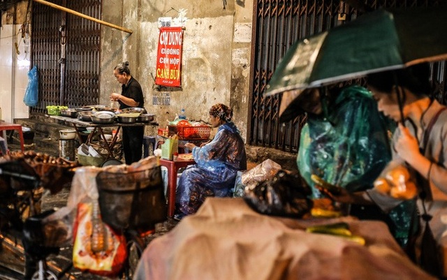 Những phận đời mưu sinh trong đêm mưa bão Hà Nội - 8 Những phận đời mưu sinh trong đêm mưa bão Hà Nội - 8
