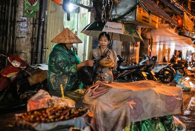 Những phận đời mưu sinh trong đêm mưa bão Hà Nội - 9 Những phận đời mưu sinh trong đêm mưa bão Hà Nội - 9