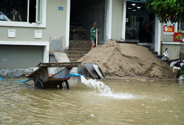 Biển nước bao vây khu biệt thự triệu đô ở Hà Nội - 5 Biển nước bao vây khu biệt thự triệu đô ở Hà Nội - 5